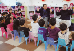 外国人教師による英会話を実施！